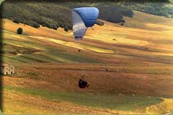 Parapendio nell'altipiano di Castelluccio